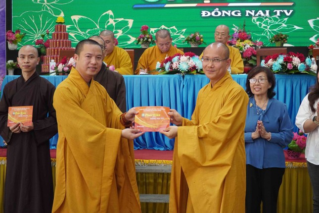 Đại đức Thích Thiện Mỹ trao tài khoản kênh cho thành viên Ban