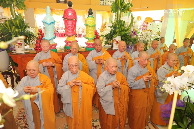 Chư Ni thành kính dâng hương tưởng niệm, cầu nguyện Giác linh Ni trưởng tân viên tịch