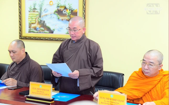 Thượng tọa Thích Tịnh Tâm, Phó Thư ký kiêm Chánh Văn phòng Ban Giáo dục Phật giáo TP trình các dự thảo hoạt động năm 2024