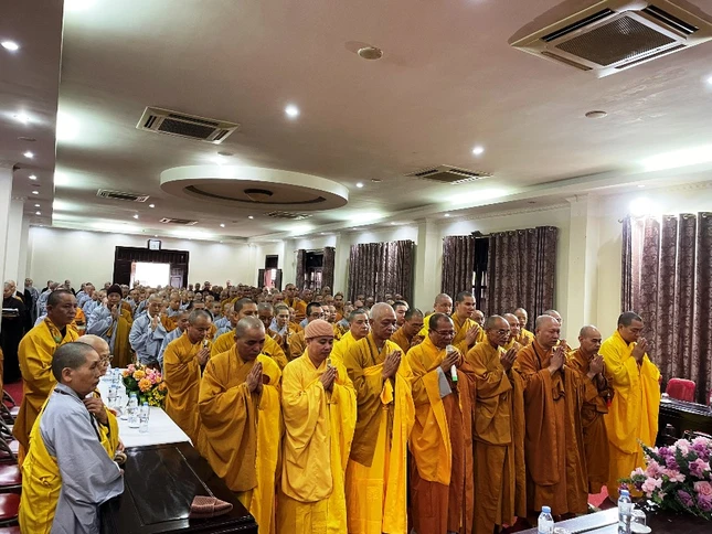 Quý thầy nghiệp sư tác bạch cầu giới cho các giới tử