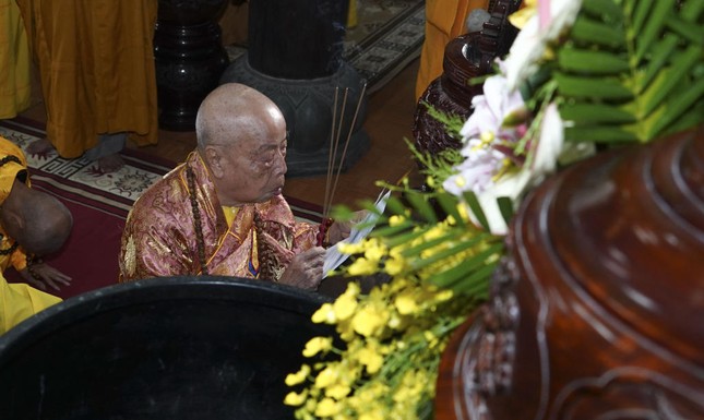 Hòa thượng Thích Như Thọ niêm hương tưởng niệm