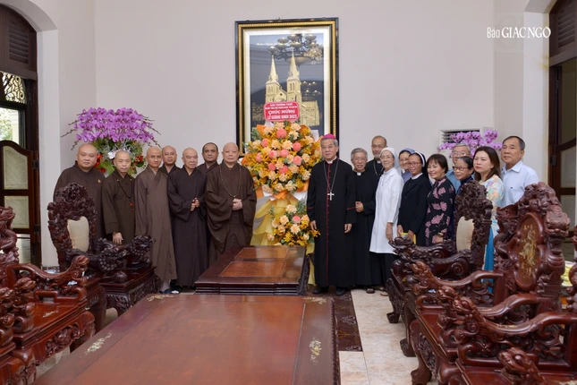 Hòa thượng Thích Lệ Trang tặng hoa chúc mừng Giáng sinh Hòa thượng Thích Lệ Trang tặng hoa chúc mừng Giáng sinh