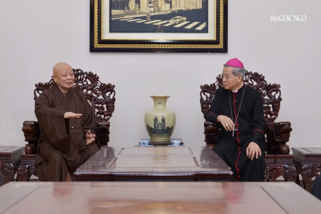 Hòa thượng Trưởng ban Trị sự GHPGVN TP.HCM và Tổng Giám mục TP.HCM trao đổi thân mật Hòa thượng Trưởng ban Trị sự GHPGVN TP.HCM và Tổng Giám mục TP.HCM trao đổi thân mật