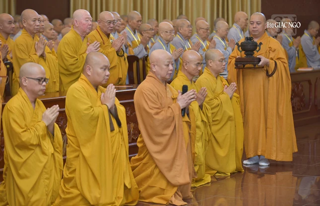 Hòa thượng Thích Lệ Trang tác bạch cung thỉnh Hòa thượng Chủ tịch sách tấn đến Tăng Ni GHPGVN TP.HCM