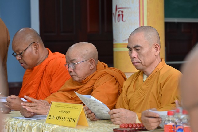 Chư tôn đức chủ tọa