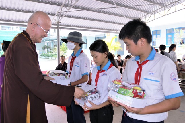 Hòa thượng Thích Chơn Không trao quà, học bổng cho học sinh