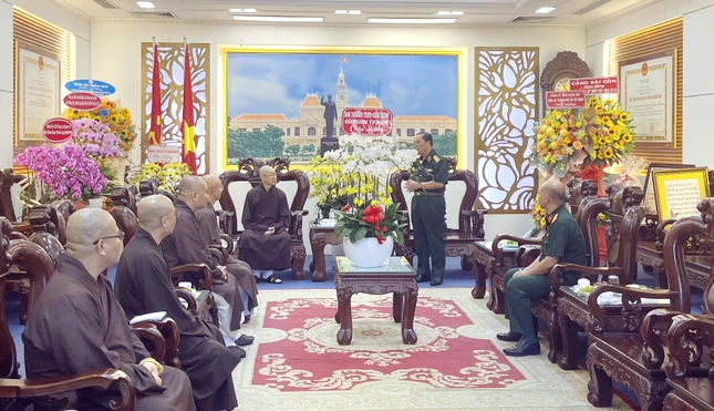 Thiếu tướng Trần Văn Trai, Phó Tư lệnh Bộ Tư lệnh TP.HCM thân mật tiếp đoàn chư tôn đức Ban Trị sự GHPGVN TP.HCM