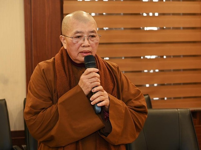 Ni trưởng Thích Đàm Lan đọc diễn văn khai mạc