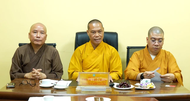 Thượng tọa Thích Trí Chơn chủ trì buổi họp của Thường trực