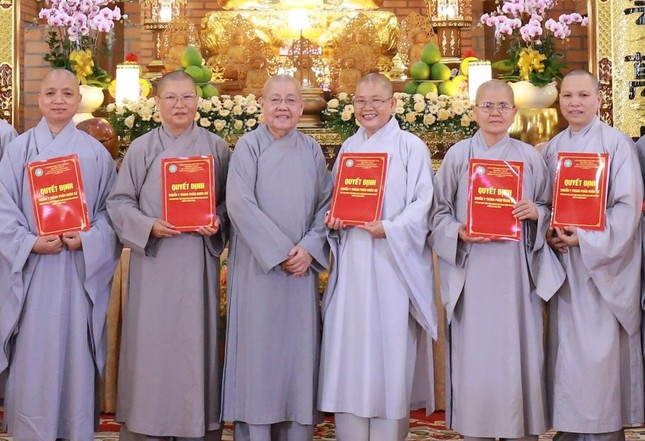 Ni trưởng Thích nữ Từ Nhẫn, Phó Trưởng Phân ban Ni giới T.Ư trao quyết định đến Tiểu ban Pháp chế