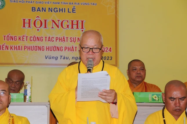 Thượng tọa Thích Nhuận Phước, Trưởng ban Nghi lễ Ban Trị sự GHPGVN tỉnh phát biểu tại hội nghị