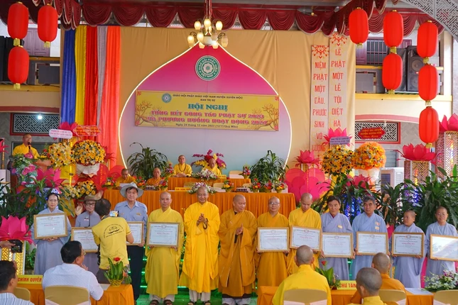 Ban Trị sự huyện trao bằng tuyên dương đến đại diện các tự, Phật tử