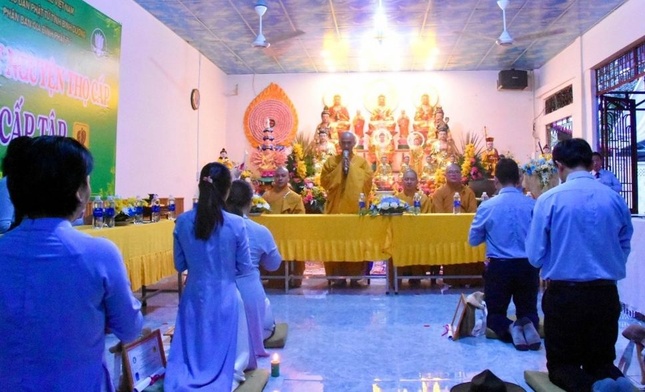 Đại đức Thích Huệ Minh sách tấn Đại đức Thích Huệ Minh sách tấn