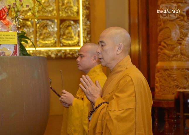 Thượng tọa Thích Quảng Chơn, Trưởng ban Nghi lễ TP.HCM dẫn lễ, thực hiện nghi thức Bố-tát, nghi thức đặc thù của Tăng đoàn