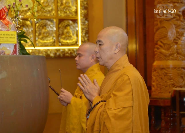 Thượng tọa Thích Quảng Chơn, Trưởng ban Nghi lễ TP.HCM dẫn lễ, thực hiện nghi thức Bố-tát, nghi thức đặc thù của Tăng đoàn