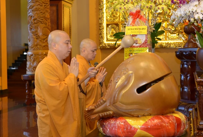 Lễ Bố-tát của chư Tăng thành viên GHPGVN TP.HCM vào ngày 14 Âm lịch mỗi tháng