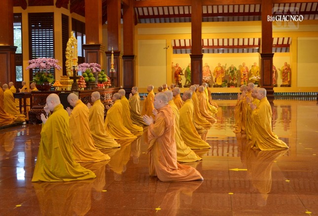 Thành kính đảnh lễ Tam bảo