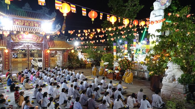 200 Phật tử tham dự lễ vía Đức Phật A Di Đà tại chùa Pháp Võ - Ảnh: P.V