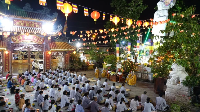 200 Phật tử tham dự lễ vía Đức Phật A Di Đà tại chùa Pháp Võ - Ảnh: P.V 200 Phật tử tham dự lễ vía Đức Phật A Di Đà tại chùa Pháp Võ - Ảnh: P.V