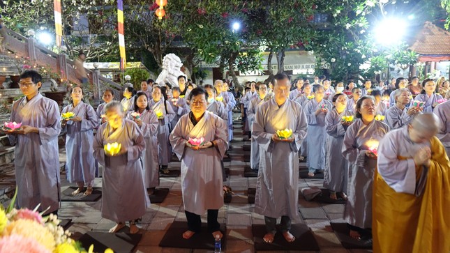 Hội chúng dâng đăng cúng dường