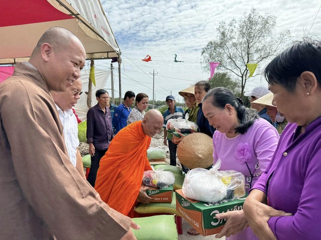 Dịp này, Ban Tổ chức trao quà đến người nghèo tại địa phương Dịp này, Ban Tổ chức trao quà đến người nghèo tại địa phương