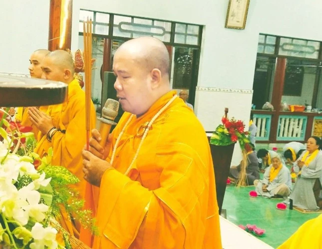 Thượng tọa Thích Trí Thọ niêm hương bạch Phật