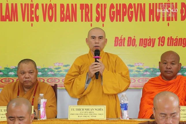 Thượng tọa Thích Nhuận Nghĩa báo cáo về các chuyến thăm, làm việc của chư tôn đức đoàn Ban Trị sự tỉnh tại các đơn vị GHPGVN quận huyện