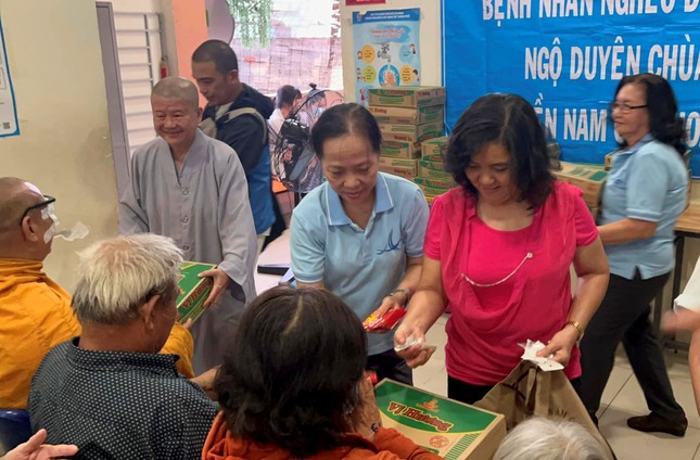 Đoàn từ thiện Phật tử Ngộ Duyên, chùa Bát Nhã tặng quà đến bệnh nhân sau phẫu thuật - Ảnh: T.Q Đoàn từ thiện Phật tử Ngộ Duyên, chùa Bát Nhã tặng quà đến bệnh nhân sau phẫu thuật - Ảnh: T.Q