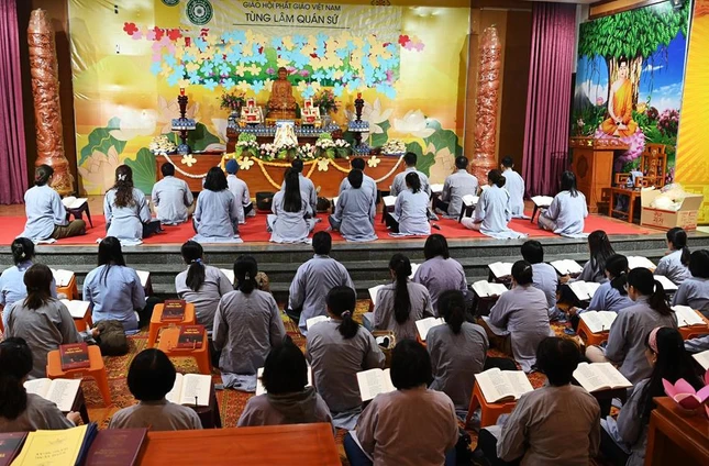 Phật tử trì tụng khóa lễ A Di Đà cầu nguyện