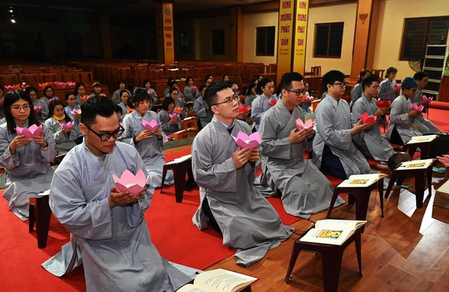 Cầu nguyện cho đạo pháp được trường tồn, chúng sinh an lạc, Phật nhật tăng huy