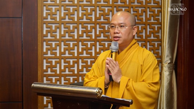 Đại đức Thích Trí Đức thay mặt Ban Trị sự công bố quyết định tặng Bằng tuyên dương công đức và Bằng công đức đến 26 tập thể và cá nhân thuộc Ban Kinh tế - Tài chính