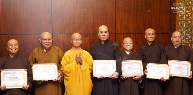 Thượng tọa Thích Thiện Quý trao Bằng tuyên dương công đức...