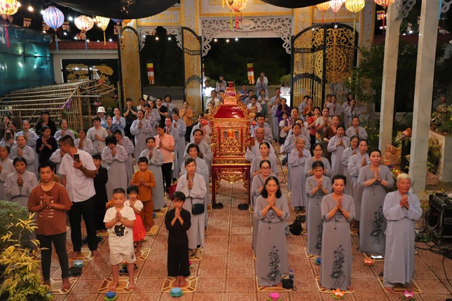 Đạo tràng hướng về Đức Phật A Di Đà