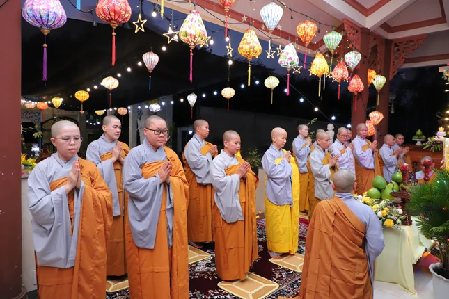 Chư Ni đảnh lễ hướng về ngày Khánh đản Đức A Di Đà