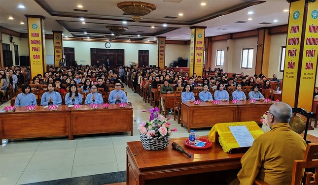 Hòa thượng Thích Thanh Đại chia sẻ với hội chúng chùa Quán Sứ