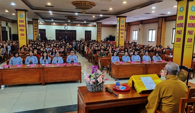 Hòa thượng Thích Thanh Đại chia sẻ với hội chúng chùa Quán Sứ