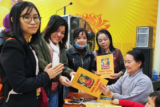 Cư sĩ Diệu Nhân đã trao tặng kinh Tụng hàng ngày