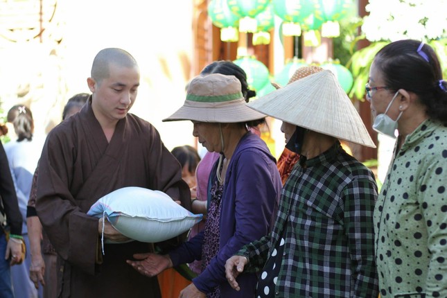 Trao quà đến bà con khó khăn H.Vạn Ninh
