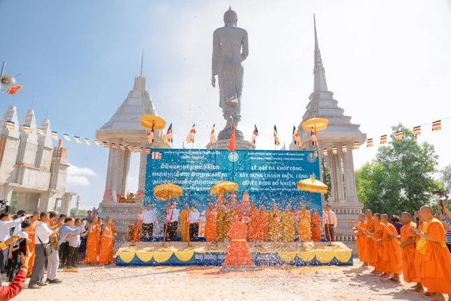 Thực hiện nghi thức đặt đá khởi công xây dựng ngôi chánh điện chùa Tông Kim Quang