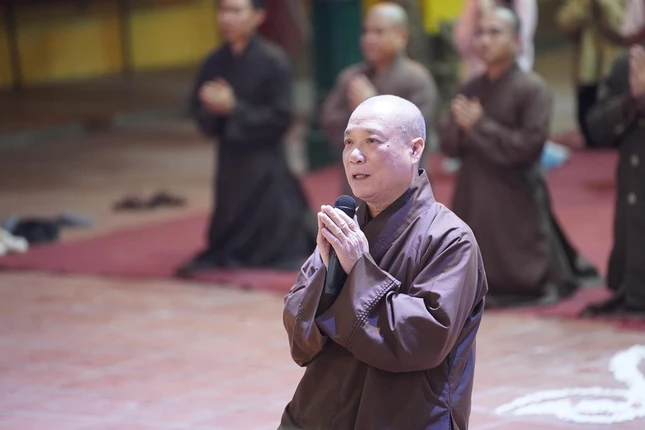 Hòa thượng Thích Bảo Nghiêm hướng dẫn Phật tử lễ Tổ