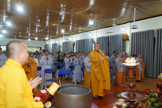 Chư tôn đức hướng dẫn các Phật tử trong khóa tu "Ngày an lạc"