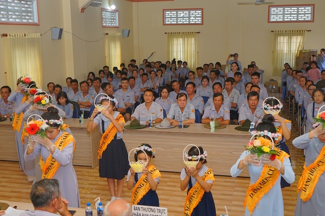 Phật tử dâng hoa tại hội nghị