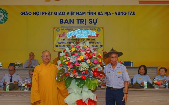 Thượng tọa Thích Trí Định tặng hoa chúc mừng của Ban Trị sự GHPGVN tỉnh
