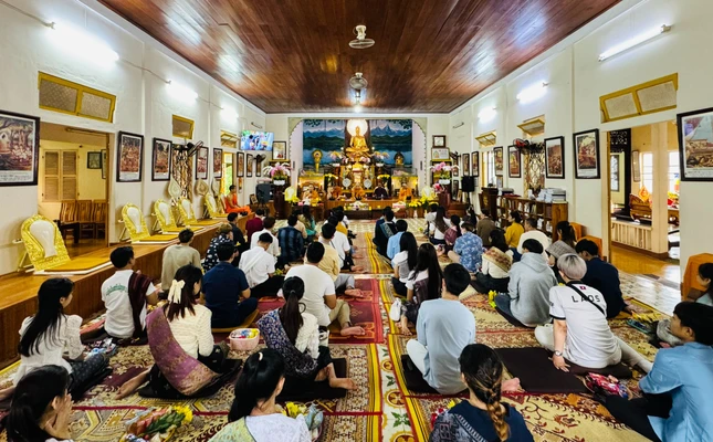 Các bạn sinh viên Lào tham dự buổi lễ cúng dường đến chư Tăng