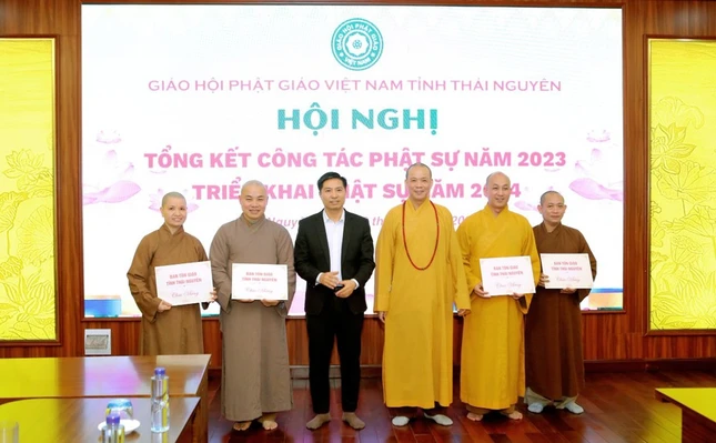 Lãnh đạo Ban Tôn giáo tỉnh đã trao những phần quà đến các ngôi chùa thực hiện trùng tu, tôn tạo xây dựng trong năm 202 Lãnh đạo Ban Tôn giáo tỉnh đã trao những phần quà đến các ngôi chùa thực hiện trùng tu, tôn tạo xây dựng trong năm 202
