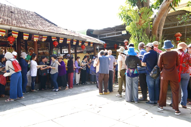 Ban Từ thiện thiền viện Vạn Hạnh đã thăm, trao 280 phần quà đến người mù - Ảnh: CTV