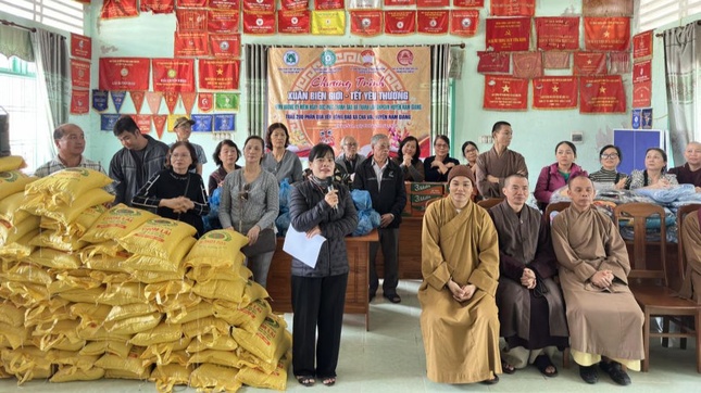 Đoàn trao tặng 200 suất quà Tết đến bà con là người dân tộc Cơ Tu, Ve, Tà Riềng