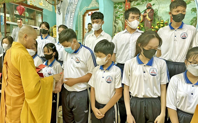 Thượng tọa Thích Minh Quang trụ trì đã trao tặng 70 suất học bổng cho học sinh vượt khó Thượng tọa Thích Minh Quang trụ trì đã trao tặng 70 suất học bổng cho học sinh vượt khó