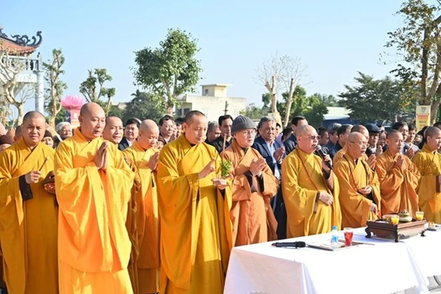 Chư tôn đức thực hiện nghi thức cầu nguyện cho công trình sớm hoàn mãn
