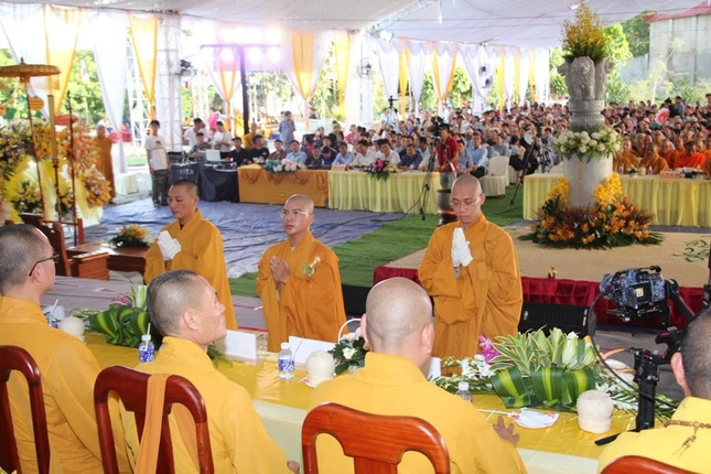 Phát nguyện trước chư tôn đức